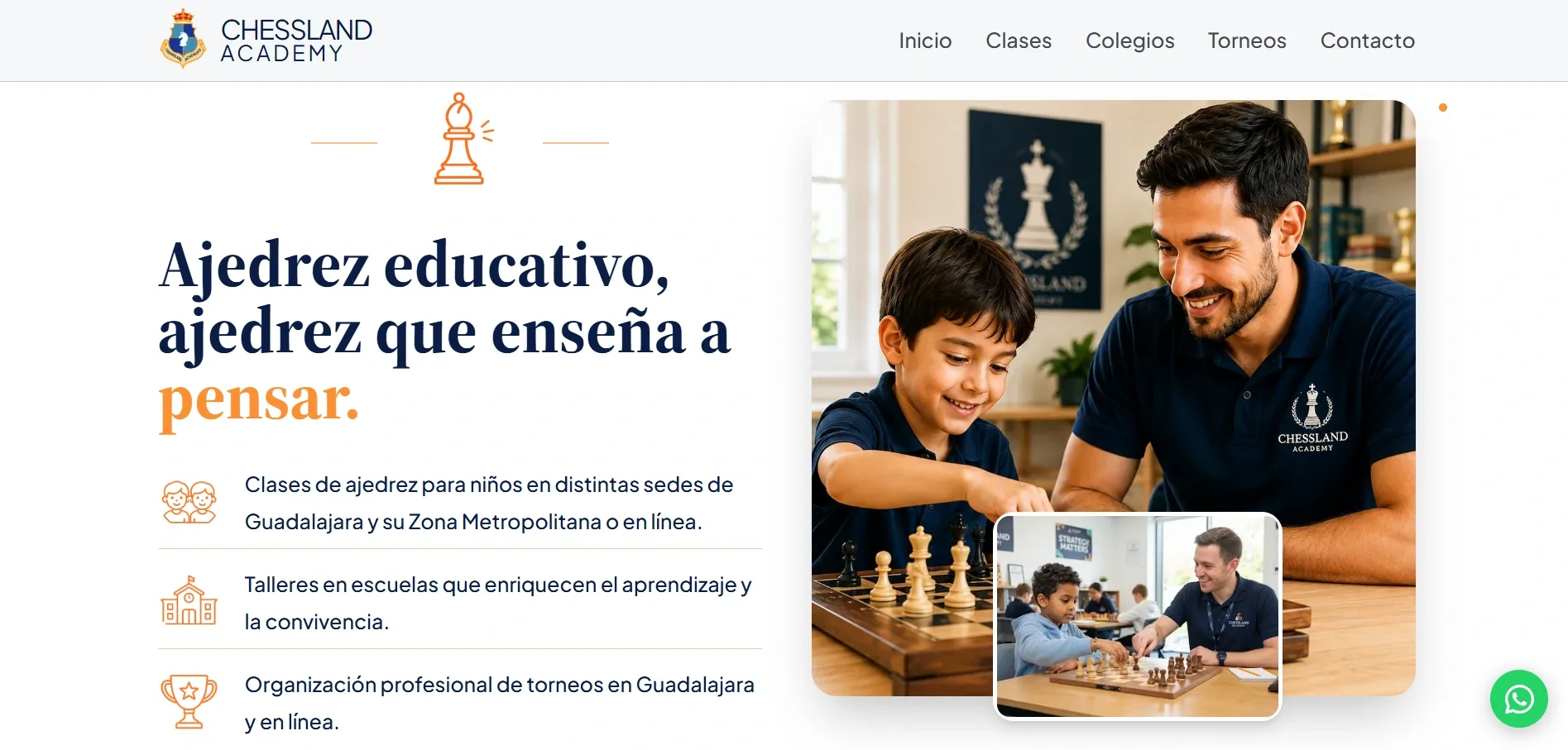 Sitio de Chessland Academy: navegación, titular sobre ajedrez educativo y foto de una clase con un alumno.